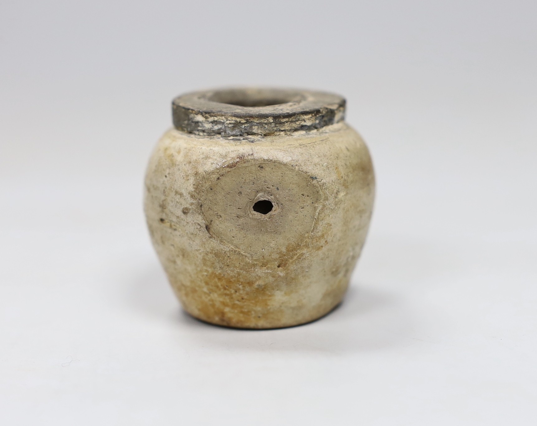 A Chinese blue and white jarlet, late Ming dynasty, 5cm